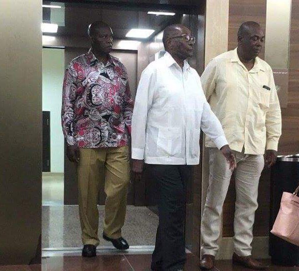 Voici les premières images de l'ex-président du Zimbabwe, Robert Mugabe. Il a été aperçu ce matin à la sortie d'un hôpital de Singapour.