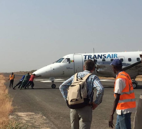 INSOLITE / KOLDA : Un avion de Transair poussé par les agents de l'aérodrome 