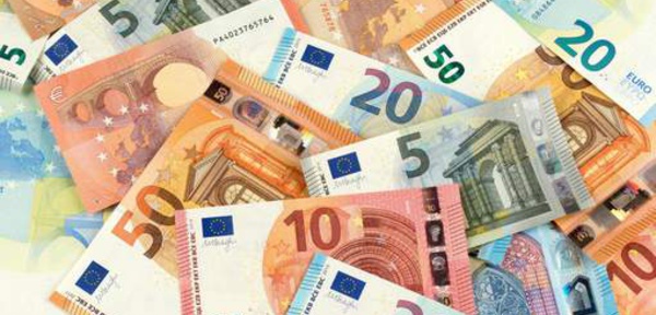 Poursuivi par la police, il jette de sa voiture des liasses de billets