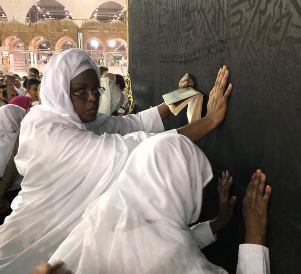 La première Dame Marième Faye Sall effectue une Oumrah à la Mecque (IMAGES)