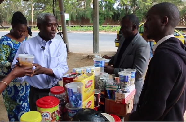 ALMADIES : L'ambassadeur des États-Unis au Sénégal, Tulinabo Mushingi prépare du Ngalax et en distribue à ses voisins