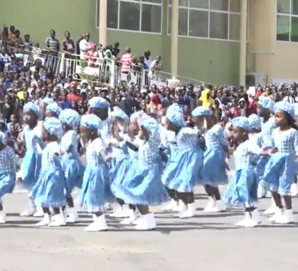 Défilé du 4 avril à Thiès :  Prestation fort appréciée des "minorettes" de la Case des Tout-petits de Fayu
