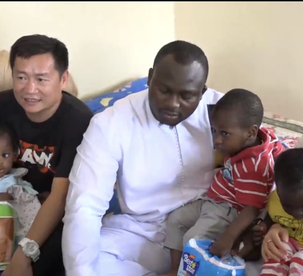 Don à l’orphelinat Daaray Serigne Saliou Mbacké : Modou Lo offre  des couches et des denrées aux enfants