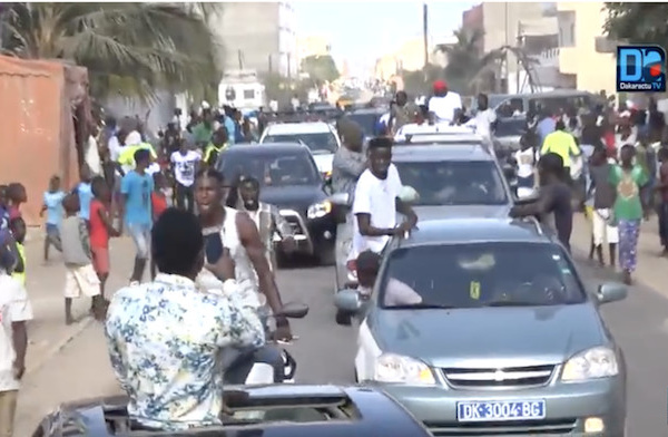 Regardez l’impressionnant convoi d’Eumeu Sène : Pikine et Grand Mbao derrière le « Tay Shinger »