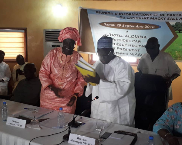 Mimi Touré remet ses 5438 parrainages de « militante de base » à Moustapha Niasse.