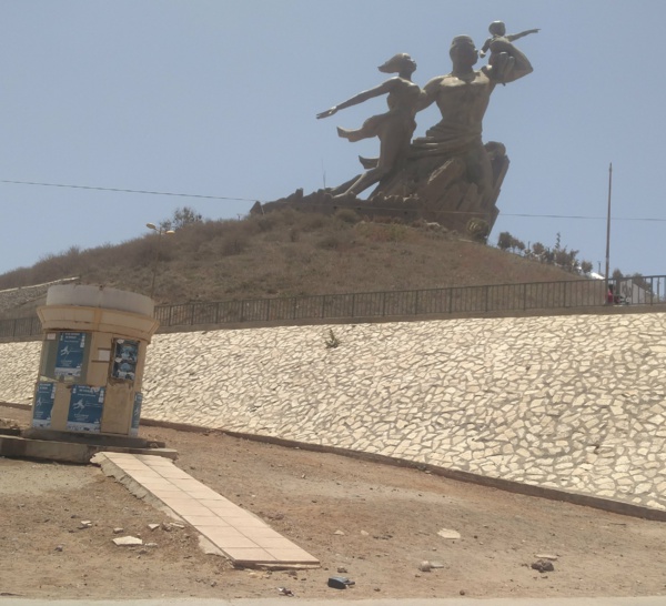 Reportage : Une billetterie du monument de la Renaissance transformée en urinoir