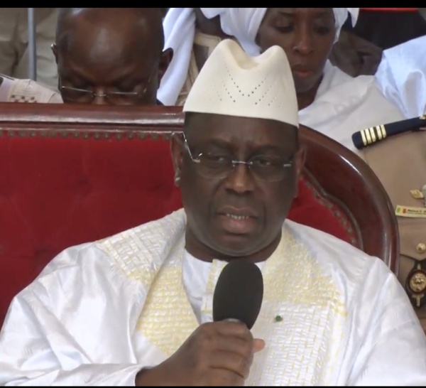 Macky Sall au Khalife général de la famillle ombrienne : « Je suis venu faire ma ziarra en ma qualité de fils mais aussi de Talibé de la famille »