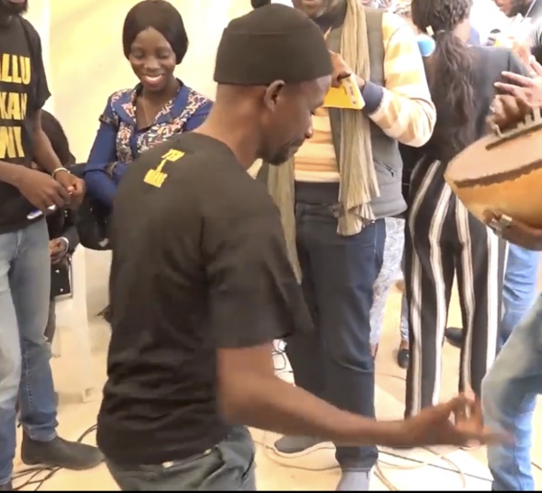 Ambiance de campagne : Fou malade se lâche sur des notes de "Bongo"
