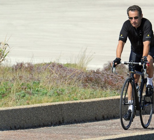 [ PHOTOS ] Nicolas Sarkozy en mode vélo.