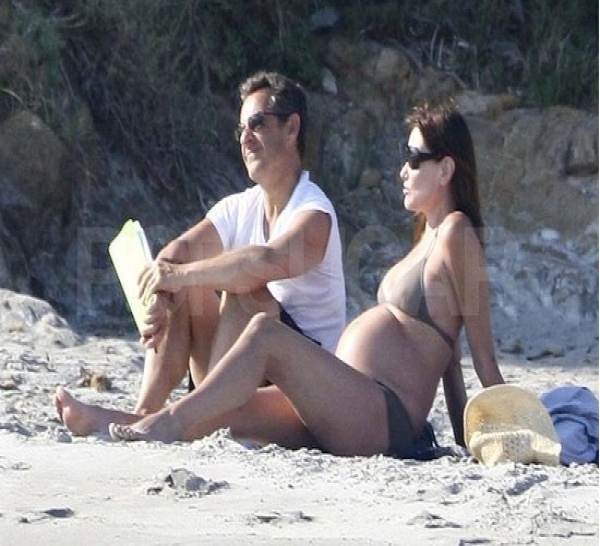 PHOTOS Carla Bruni très enceinte en bikini