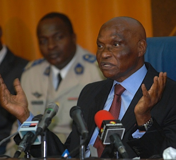 Abdoulaye Wade envoie des missions de contrôle tous azimuts.