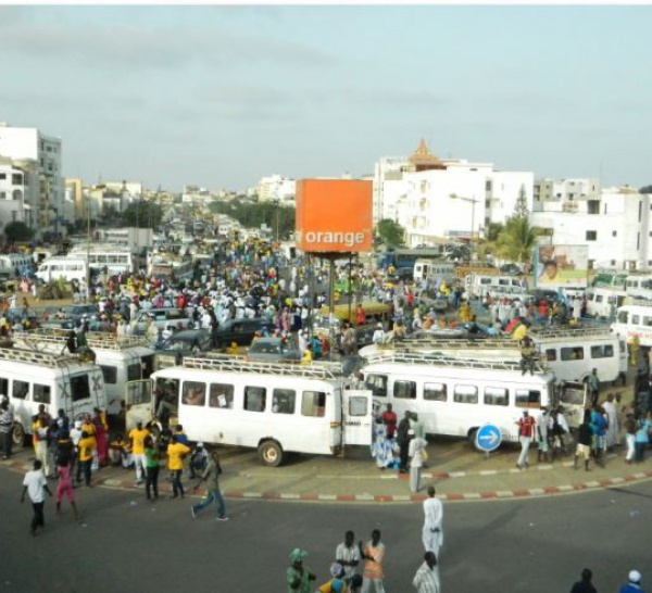 Plus de 200 cars "Ndiaga Ndiaye" en face du siège du PDS.