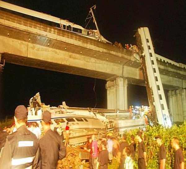 Un TGV chinois déraille faisant plus de 30 morts et 100 blessés