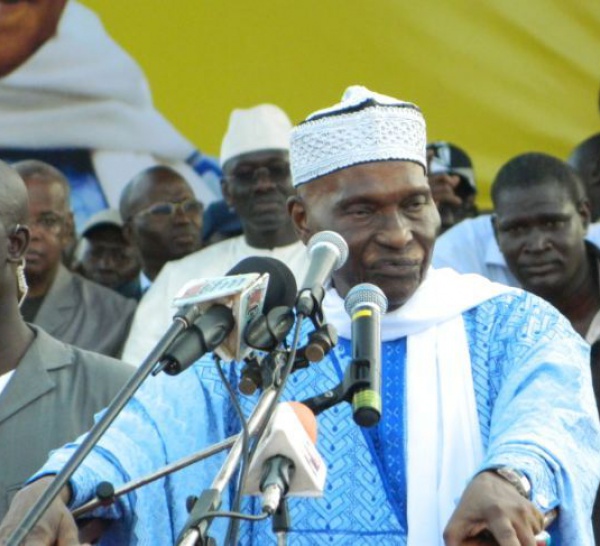 Abdoulaye Wade dessaisit Ousmane Ngom.