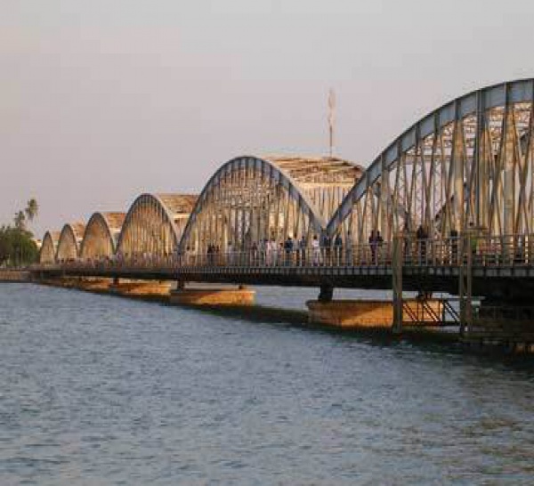 La dernière travée du Pont-Faidherbe de Saint-Louis a été posée.