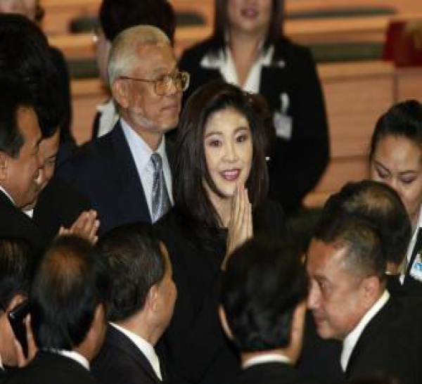 Yingluck Shinawatra, soeur de Thaksin, devient Premier ministre.