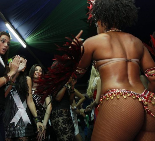 QUAND LES MISS UNIVERS DANSENT LA SAMBA ( PHOTOS )