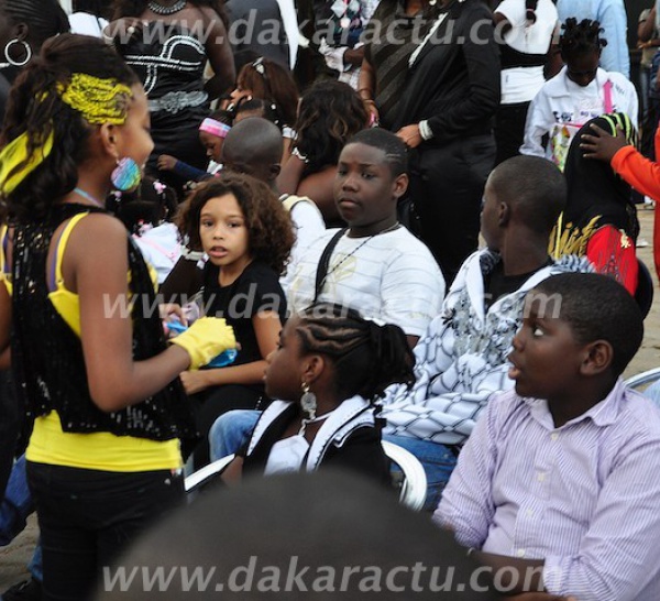 La fille de Viviane en compagnie des enfants de Youssou Ndour.