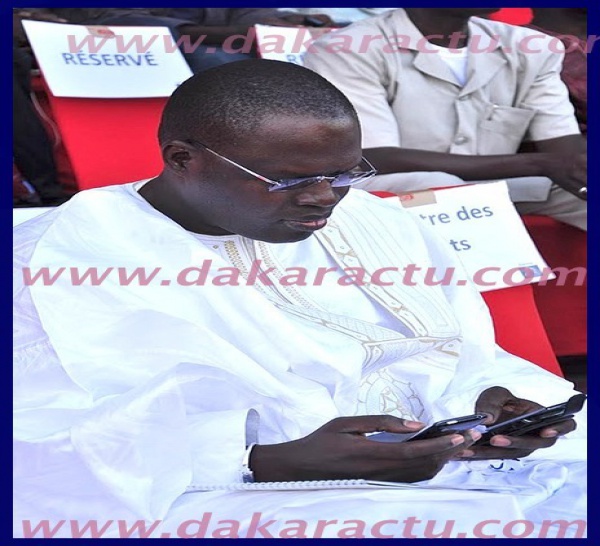 Khalifa Sall et ses téléphones.