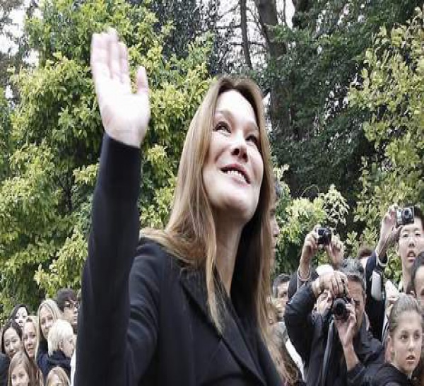 Carla Bruni : "Ne plus fumer ni boire, je n'en peux plus!"