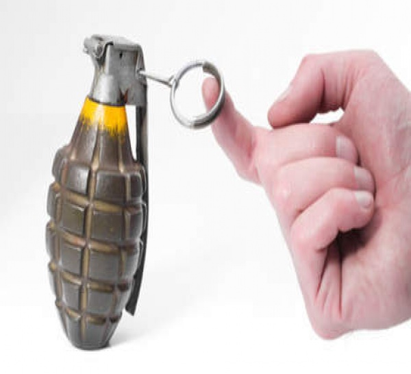 Les médecins lui retirent une grenade logée dans son visage