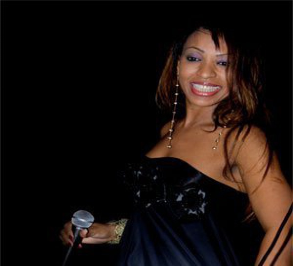 Au cours de l'accueil de Viviane, la limousine tombe en panne. 