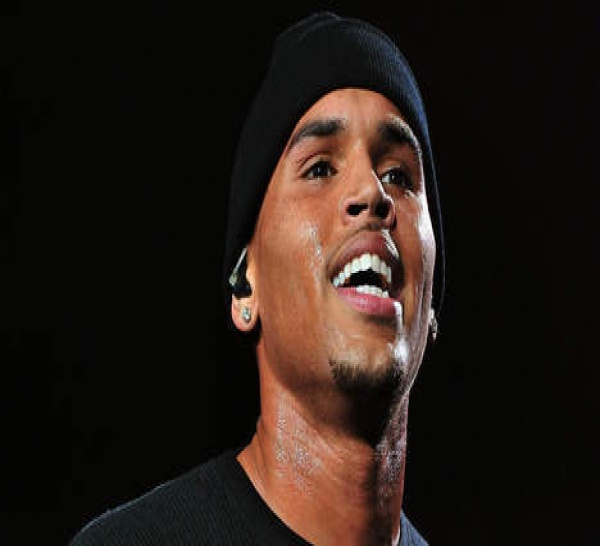 "Voici la preuve que Chris Brown est gay"