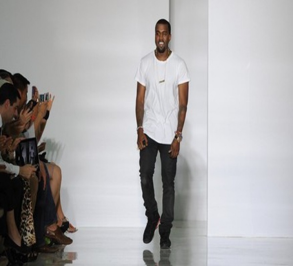 Le rappeur Kanye West présente son premier défilé à Paris