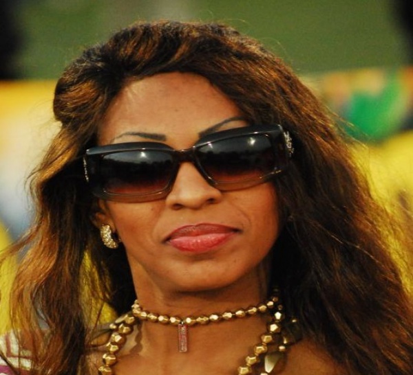 Viviane présente ses Awards à Abdoulaye Wade.