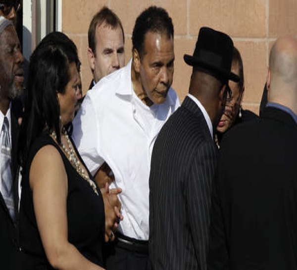 Mohammed Ali a assisté aux funérailles de Joe Frazier