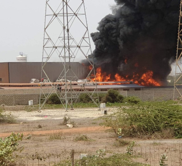 Urgent : Diamniadio, une usine vient de prendre feu.