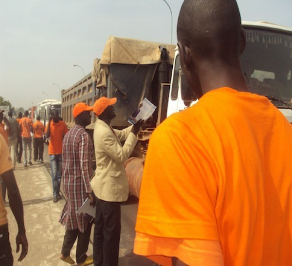 Les jeunes de Rewmi profitent des embouteillages pour vulgariser le projet de Idrissa Seck (PHOTOS)