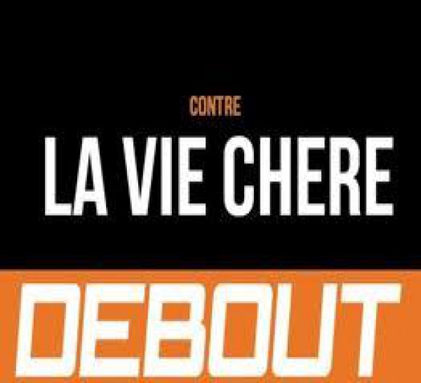 La police arrache les affiches de Idy