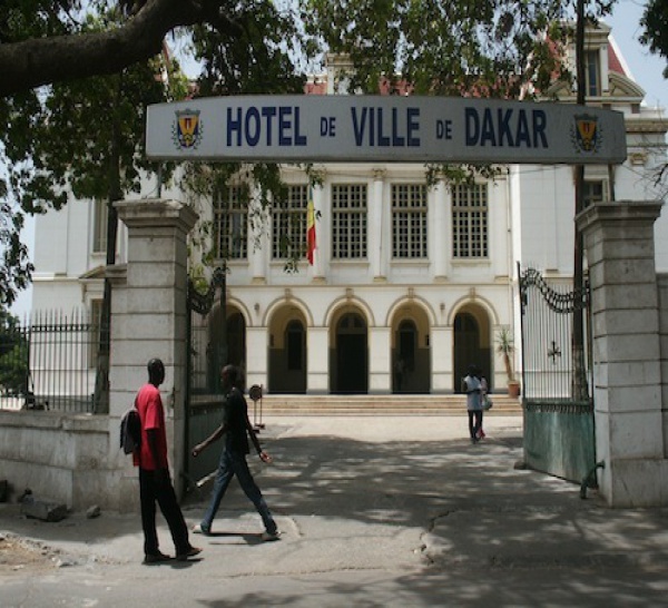 Dernière minute: Les jeunes de Rewmi violemment chargés par la police dans l'enceinte de la mairie de Dakar ( AUDIO )