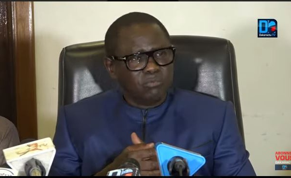 Pape Diop critique les vacances de Macky Sall à Biarritz : « Des vacances en ces moments critiques…il n’y a que lui pour le faire »