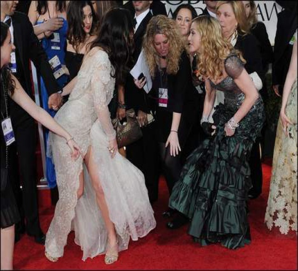 Madonna piétine la robe de Jessica Biel