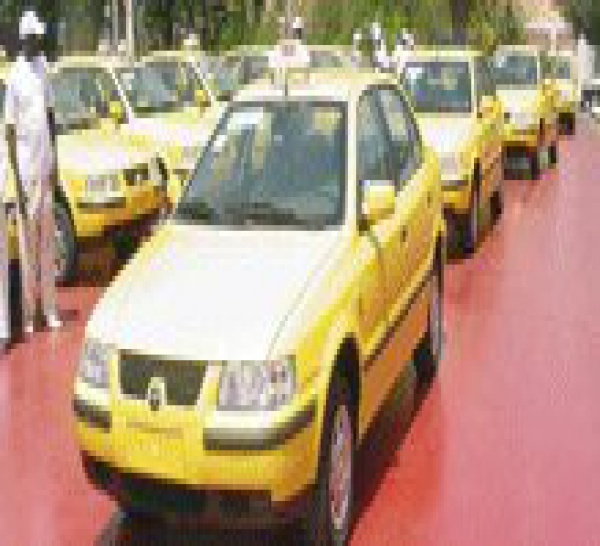 Dernière minute: Les chauffeurs de taxi Sen Iran manifestent leur colère devant les grilles du palais