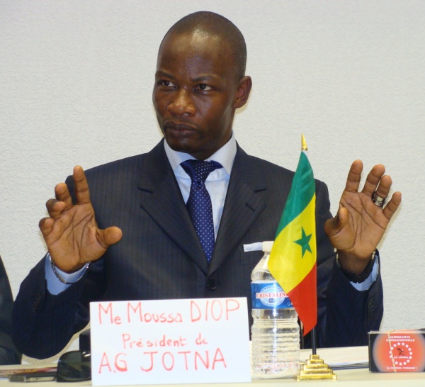 Maître Moussa Diop, président d’Alternative générationnelle (AG/Jotna) retire sa candidature à la présidentielle de 2012 pour renforcer celle de Macky Sall.