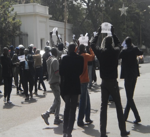 Images des jeunes de REWMI devant le palais (PHOTOS)