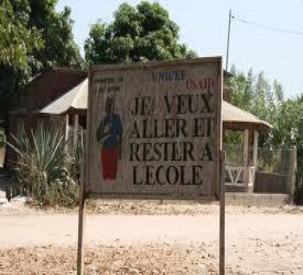 Des élèves brulent le drapeau national à Bakel