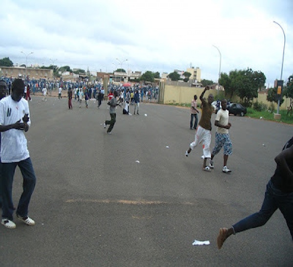 Dernière minute: les étudiants veulent assister à la levée du corps de Mamadou Diop.