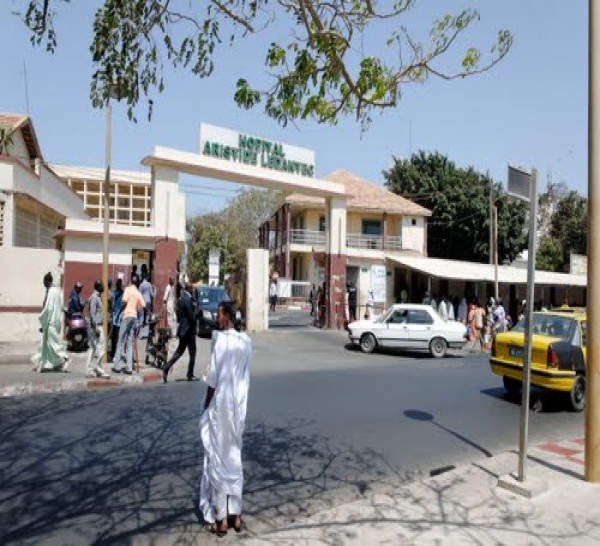 Les étudiants pénètrent dans l'hôpital Le Dantec