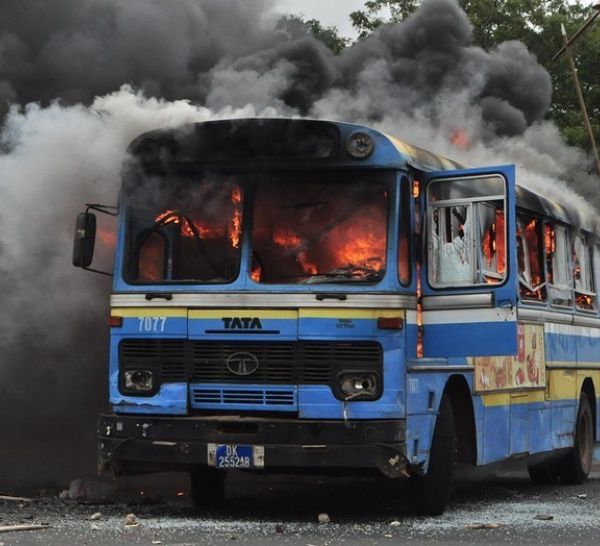 Voici le bus incendié ce matin aux abords de l'université. 