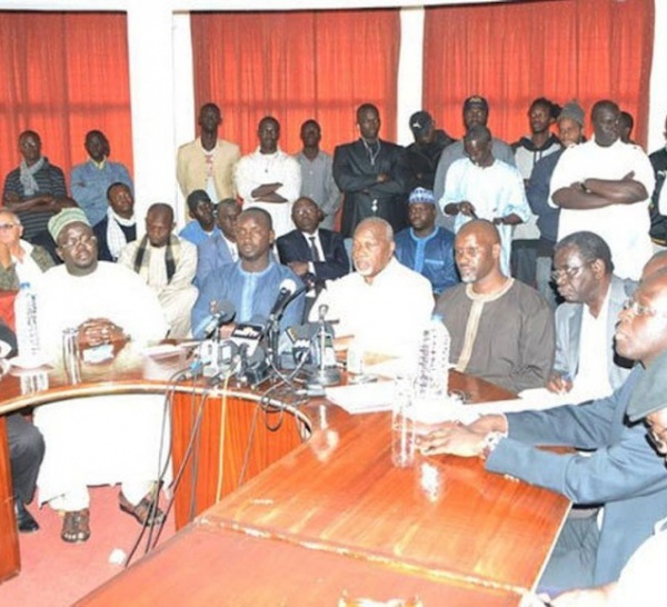 Pendant que Dakar brûlait, les 13 candidats de l’opposition remplissaient leurs formalités de participation à la présidentielle.