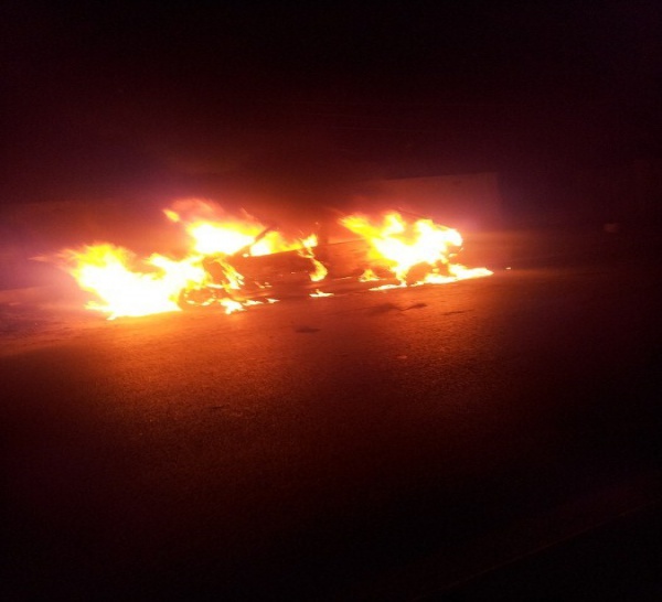 Une voiture brûle près de l'aéroport