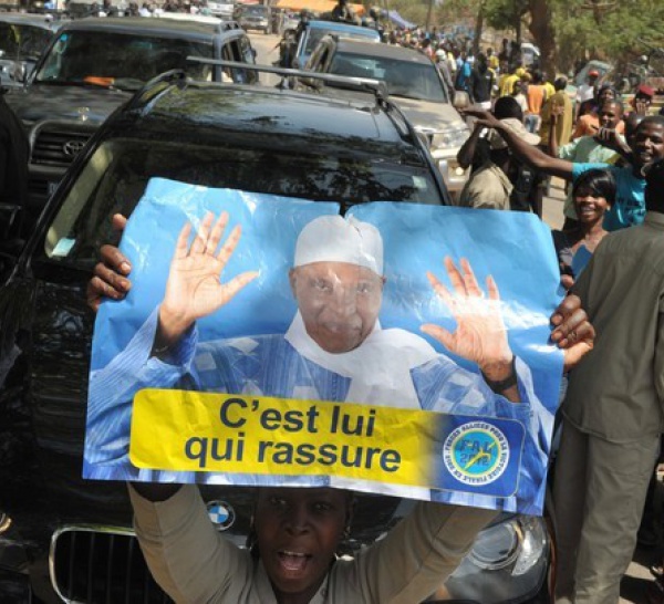 Kédougou - Coalition Macky vs FAL 2012 : On déchire les affiches à qui mieux-mieux, on se fait face à quelques heures de l'arrivée de Macky Sall