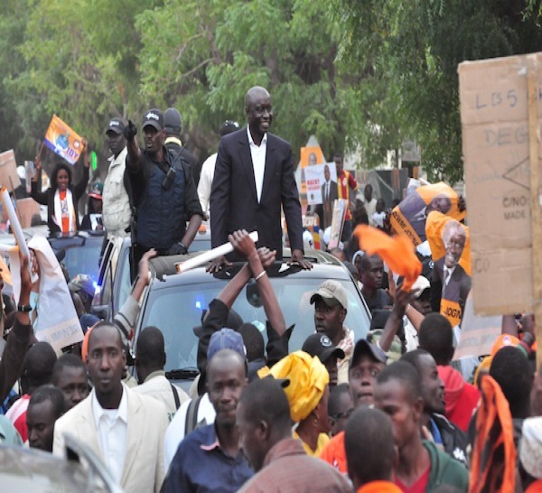 Dernière minute: Idrissa Seck fait face aux policiers au rond-point de Sandaga et refuse de reculer
