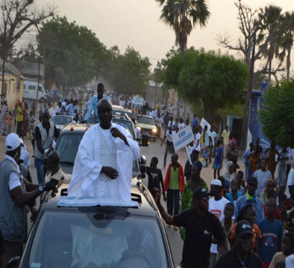 Idrissa Seck, descendu de sa voiture pour marcher vers la Place de l'Indépendance, est attaqué à la grenade lacrymogène