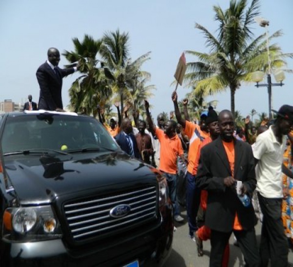 Dernière minute: Idrissa Seck se dirige vers la rue de Thiong en dépit des gaz lacrymogènes.