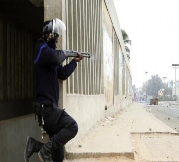 Dernière minute: les policiers jettent des grenades lacrymogènes et transforment l'avenue Ponty et la Place de l'Indépendance en champs de bataille